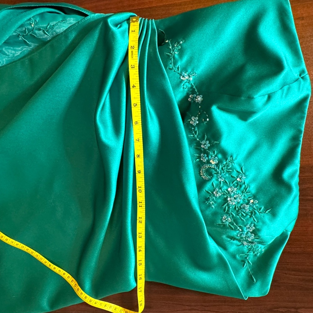 David’s Bridal Emerald Green Bridesmaid/Formal Dress.  Size 12. - Picture 10 of 11